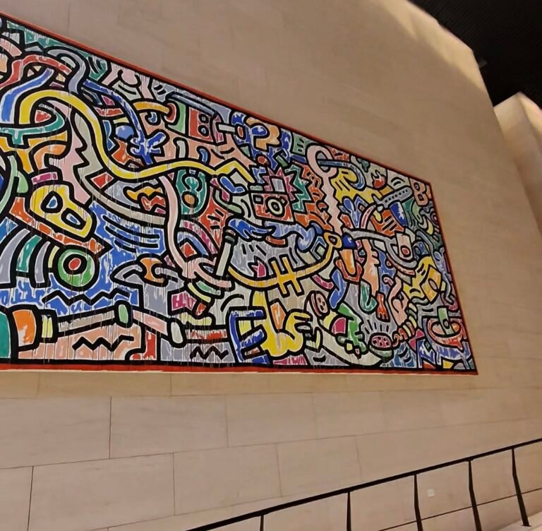 Al Safwa Lounge in Dohs, Qatar Review. A painting that is inside of the lounge