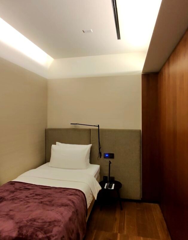 The hotel room you can stay in at the Al Safwa First Class Lounge