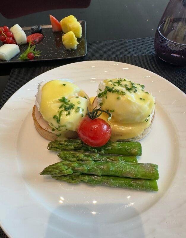Eggs Benedict in the Al Safwa First Class Lounge