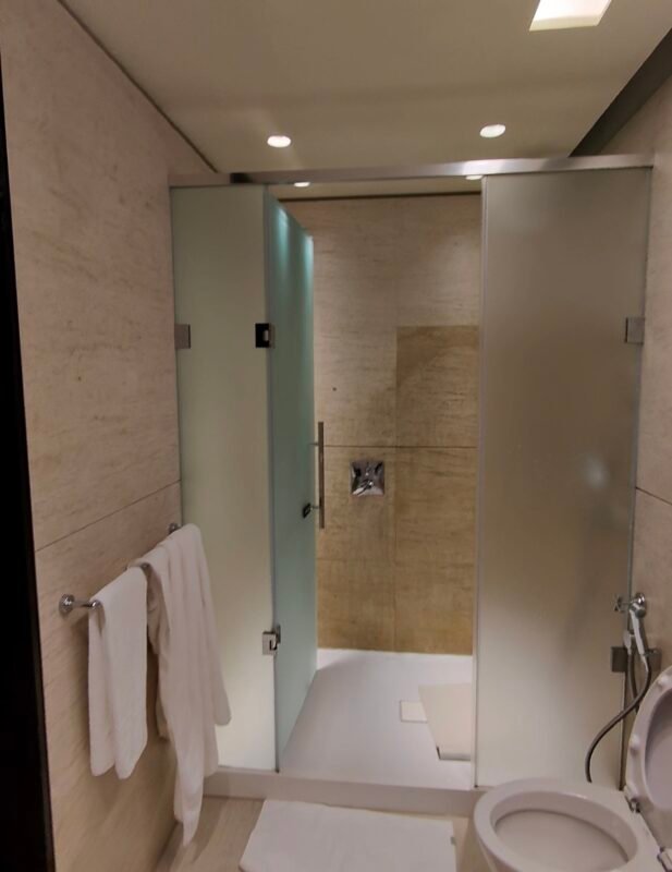 The shower inside of Al Safwa First Class Lounge in Doha, Qatar